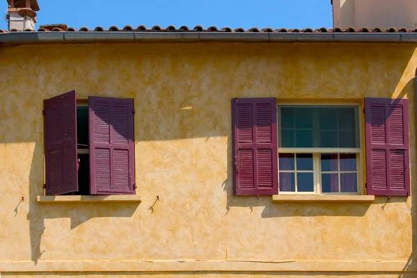 Fensterläden Arles — Stock Photo, Image