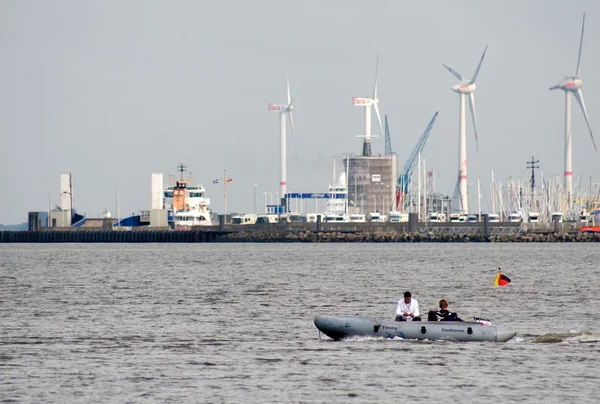 Schlauchboot vor dem Hafen —  Fotos de Stock