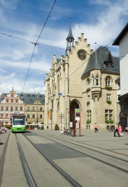Rathaus mit Straßenbahn