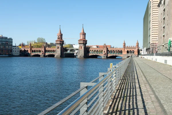 Oberbaum 桥的行人路 — 图库照片