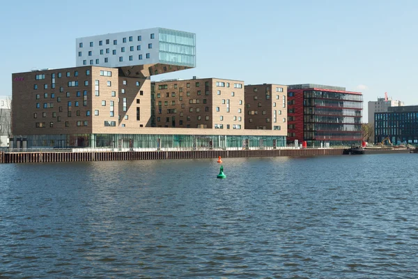 Maisons sur la rivière déferlante — Photo