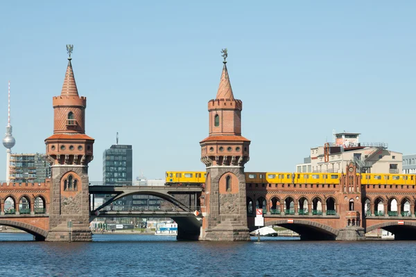 Oberbaumbrücke und Fernsehturm — Stockfoto