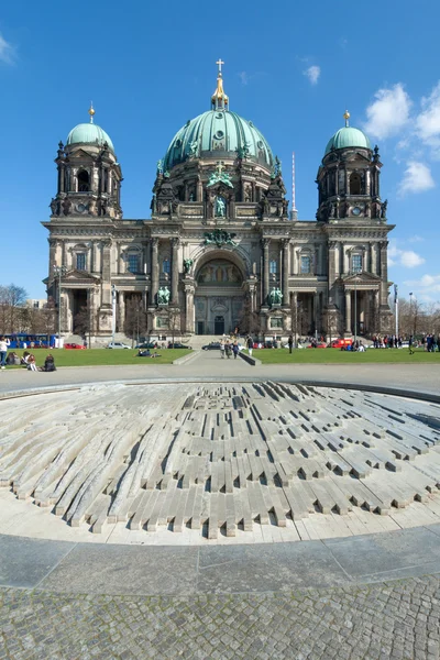 柏林大教堂与喷泉 — 图库照片
