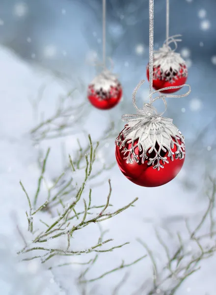 Pelotas rojas de Navidad fantasía nevada — Foto de Stock