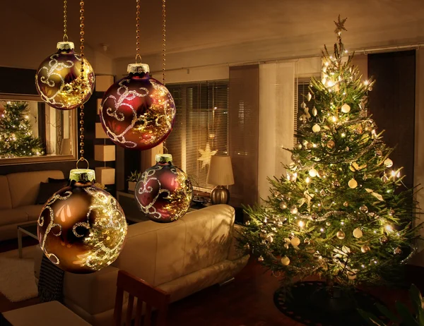 Χριστουγεννιάτικο δέντρο στην σύγχρονη καθιστικό δωμάτιο — Φωτογραφία Αρχείου