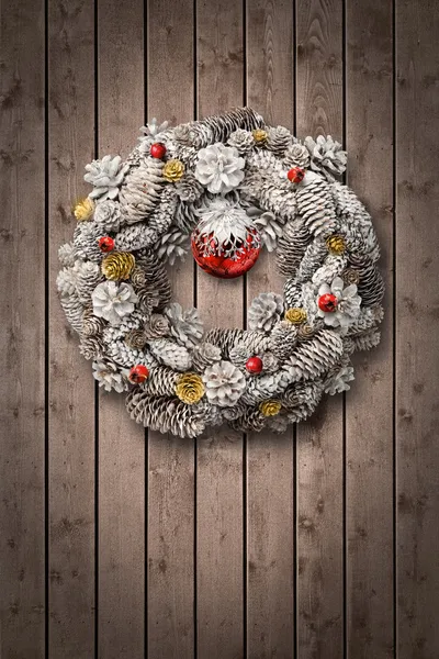 Λευκά Χριστούγεννα στεφάνι στην ξύλινη πόρτα — Φωτογραφία Αρχείου