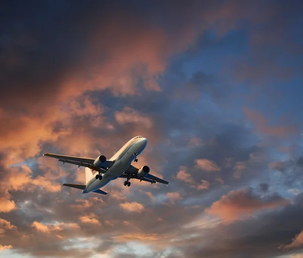 Взлёт самолёта в облака — стоковое фото