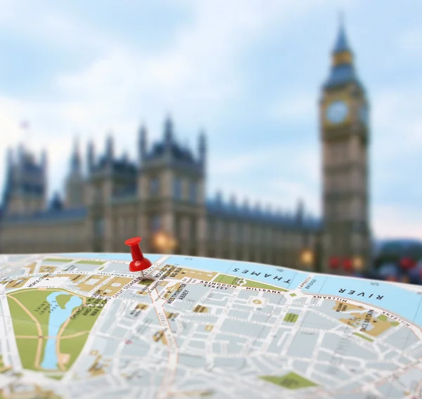 Destinazione di viaggio Londra mappa push pin blur — Foto Stock