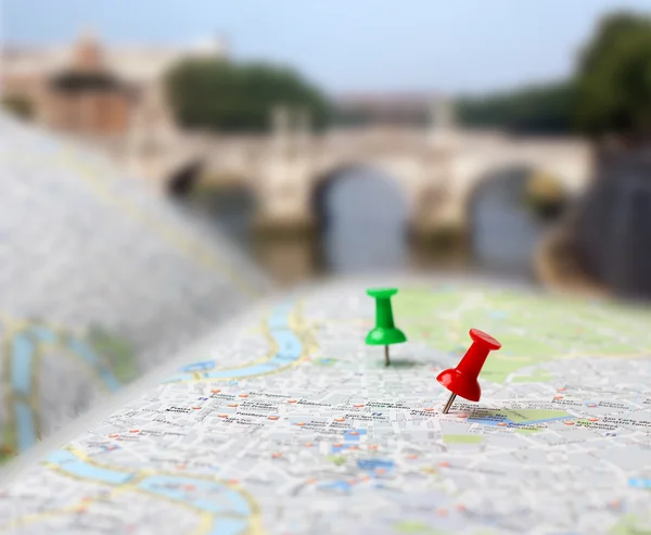 Utazási cél megjelenítése térképtűk blur — Stock Fotó