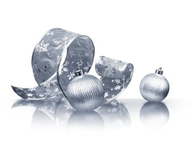 Gümüş şerit ve Noel topları