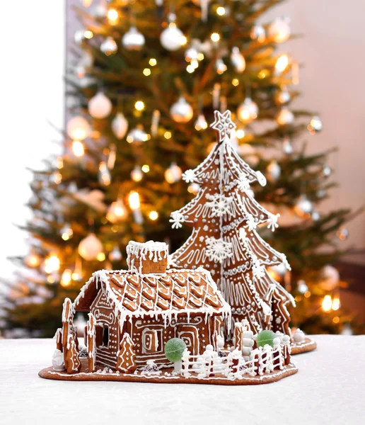 Gingerbread cottage and Christmas tree — Stock Photo, Image