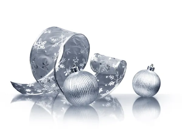 Fita de prata e bolas de Natal — Fotografia de Stock