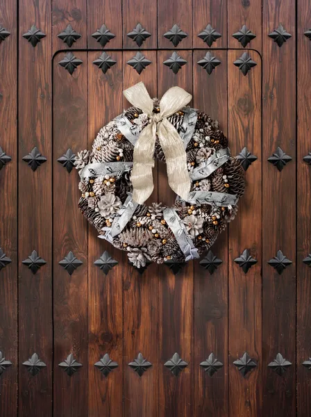 लकड़ी के दरवाजे पर क्रिसमस मुकुट — स्टॉक फ़ोटो, इमेज