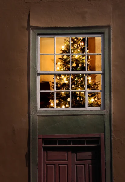 点亮的圣诞树窗口 — 图库照片