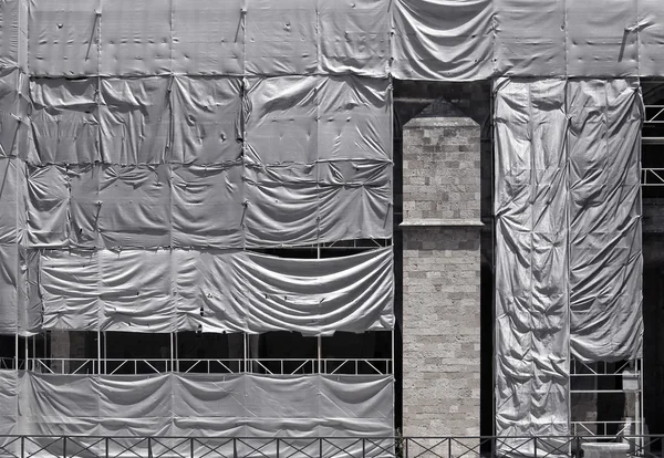 Edificio cubierto con lona arrugada — Foto de Stock