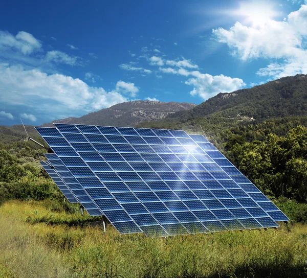Colectores de paneles de energía solar que reflejan el sol —  Fotos de Stock