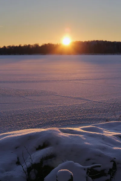 Sonnenuntergang am zugefrorenen See — Stockfoto