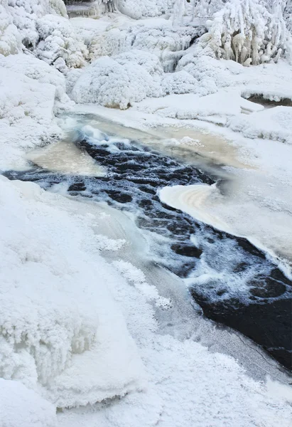 Gefrorenes Bachwasser — Stockfoto