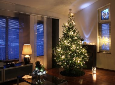 Noel ağacı modern oturma odasında