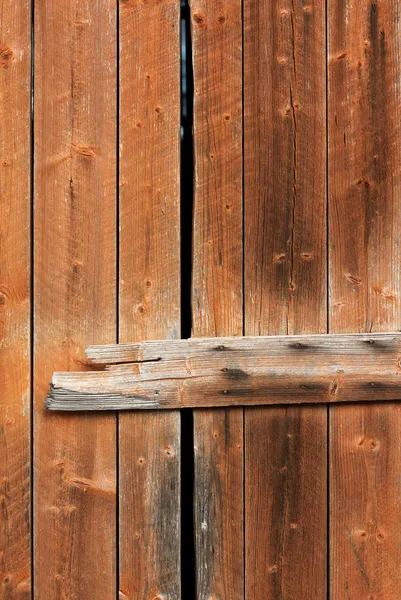 Oude houten verweerde schuur deur — Stockfoto