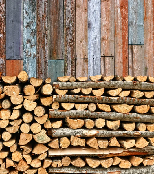 Dinding batten berwarna-warni kayu bakar ditumpuk — Stok Foto