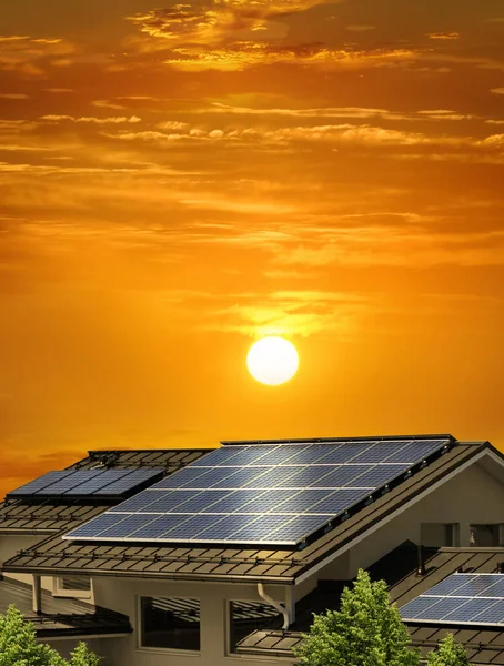 Ηλιακό Σύστημα Πάνελ Ατομική Στέγη Σπιτιού Ηλιοβασίλεμα Φόντο Ουρανό Ανανεώσιμη Φωτογραφία Αρχείου