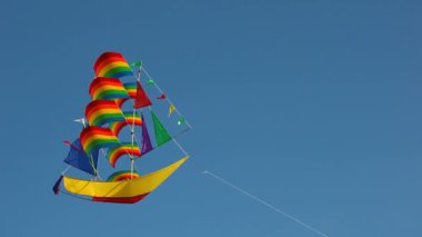 uçurtma-yelken gökyüzünde