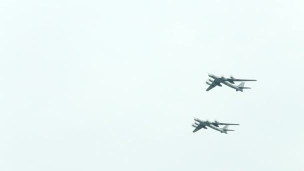 ロシア連邦の軍用航空機 爆撃機2機 2014年5月9日 — ストック動画
