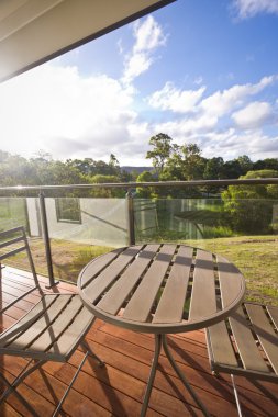 masa ve sandalyeler bir bahçeye bakan