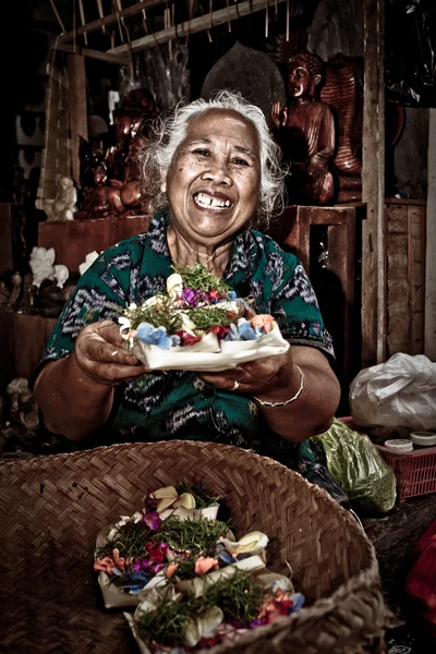 Красивая пожилая балийская женщина — стоковое фото