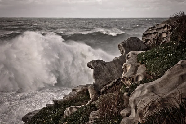 Des mers orageuses se brisent sur les rochers — Photo