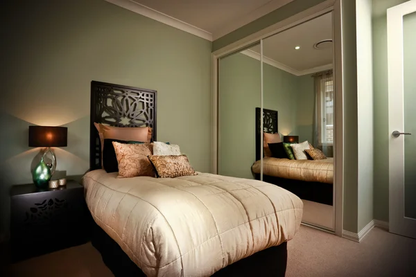 Schlafzimmer Innenraum spiegelt sich in Spiegeln — Stockfoto
