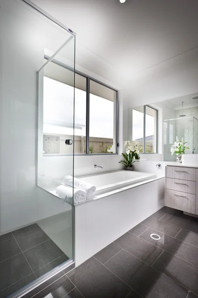 Modern banyo iç mimarisi