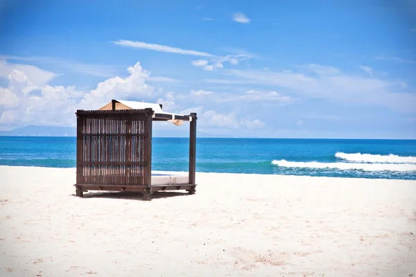 Cama de playa en una playa tropical —  Fotos de Stock