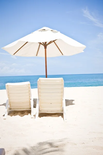 Dos sillas bajo un paraguas en una playa vacía —  Fotos de Stock