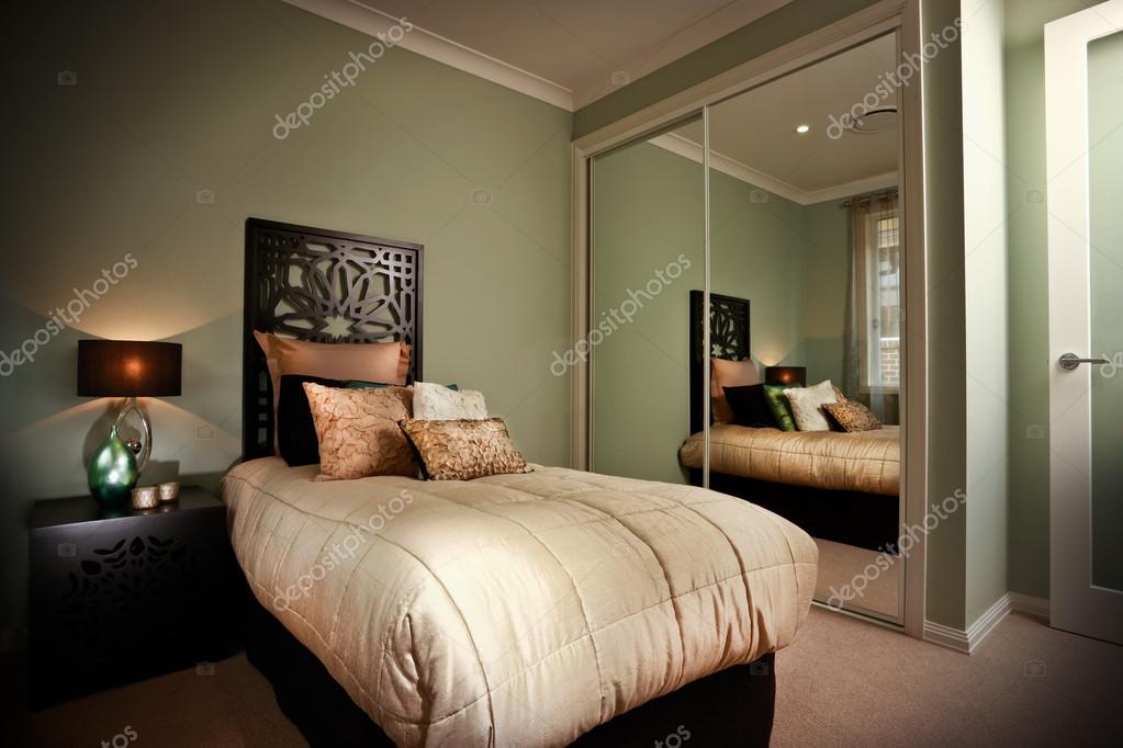 Sovrum inredning Ã¥terspeglas i speglar — stockfotografi © jrstock1 ...