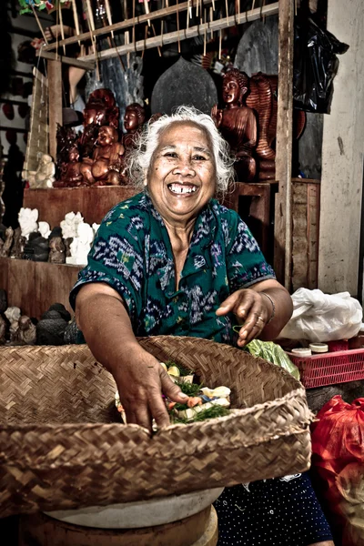 Happy Balinese woman in a temple — Stock Photo, Image
