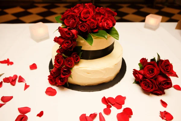 Pastel de boda y rosas —  Fotos de Stock