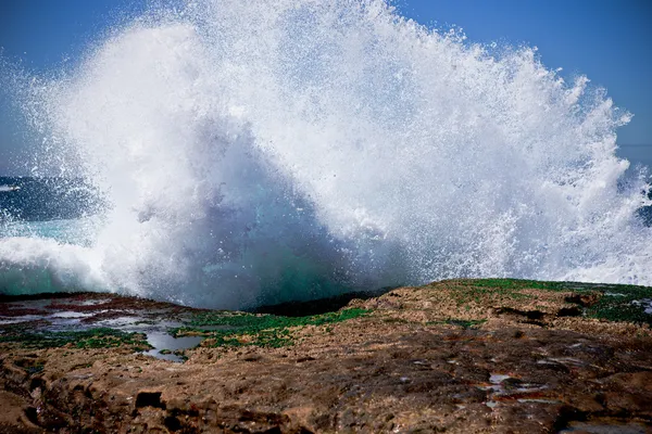Onda frantumatore costiera schizzi di rocce — Foto Stock