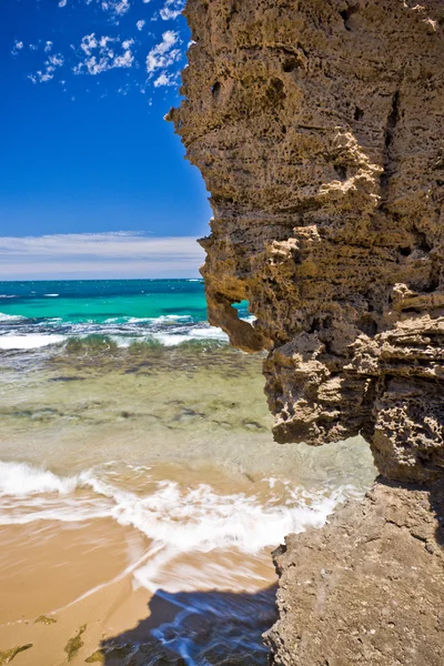 Rocky overhang on a tropical beach — Stock Photo, Image