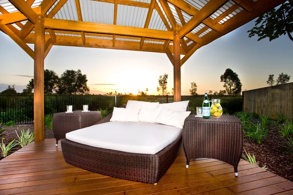 아름 다운 침대와 테이블 야외 창 고에서 — 스톡 사진