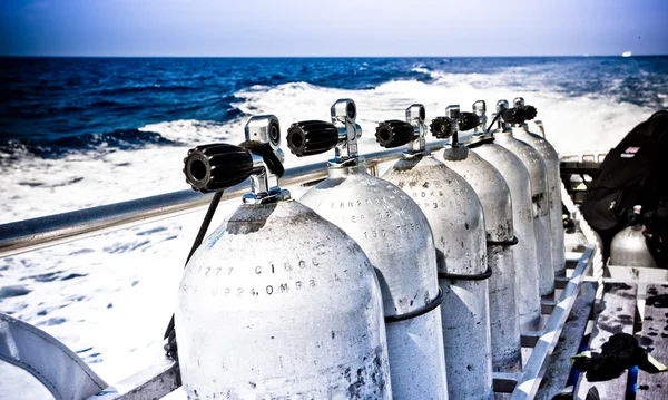 Zuurstofflessen en ademhalingstoestel op een boot — Stockfoto