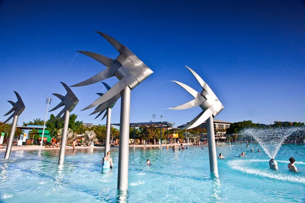 Lagoa de natação e escultura de peixes em Cairns — Fotografia de Stock