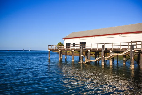 Marine Voortbouwend op een pier — Stockfoto