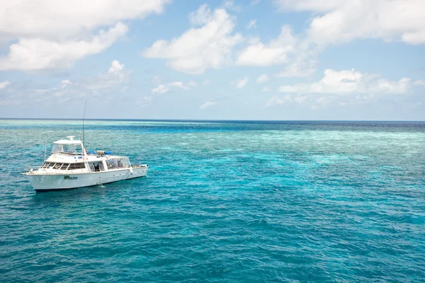 Barco de buceo en la Gran Barrera de Coral — Foto de Stock