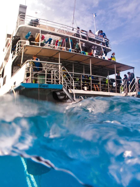 Vista da água de um barco turístico — Fotografia de Stock