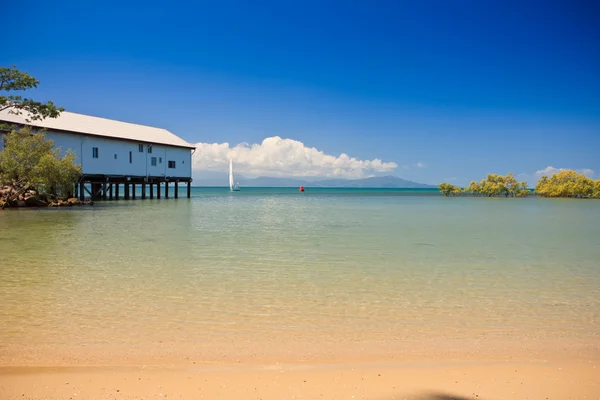 Calma bahía tropical con edificio frente al mar —  Fotos de Stock