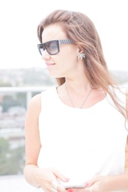 Güzel bir kadının yüksek anahtar görüntü