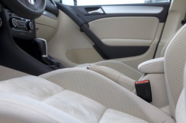 lüks otomobil içinde.