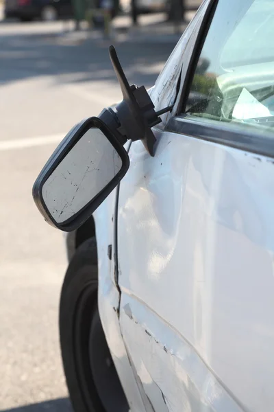 Пошкоджений автомобіль і зламане дзеркало заднього виду . — стокове фото